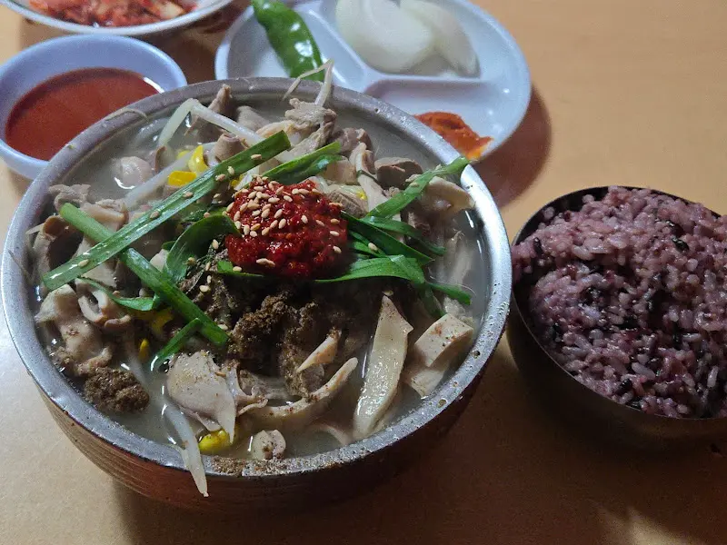 푸짐한 순대국밥과 함께 제공되는 깍두기, 김치, 양파