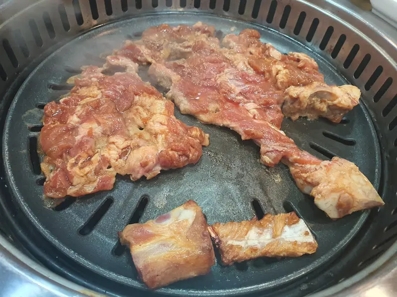 우보 돼지갈비 구워지는 모습