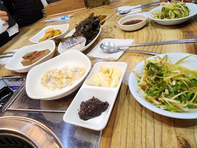 우보 밑반찬 전체샷