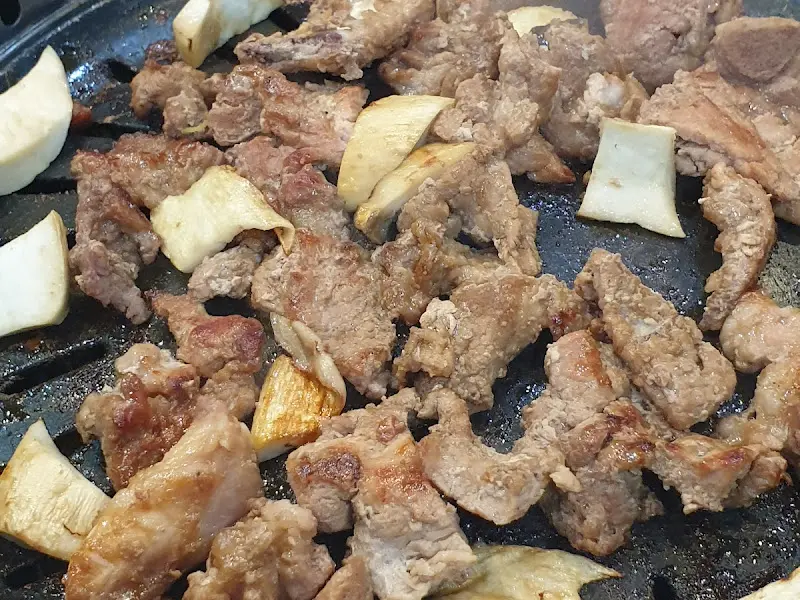 불판 위의 돼지갈비