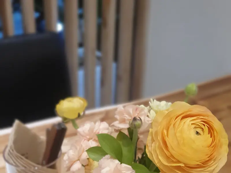 테이블 위의 꽃 장식