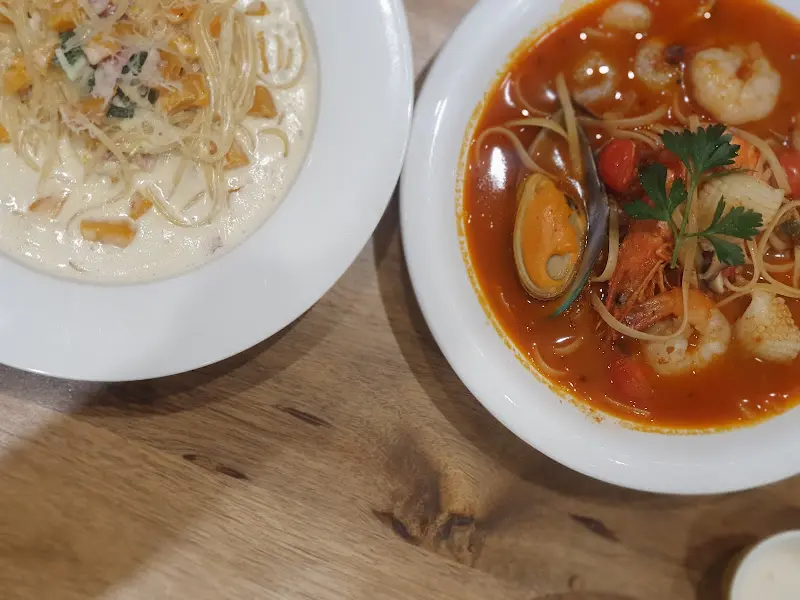 해산물 빼쉐와 단호박 크림 파스타