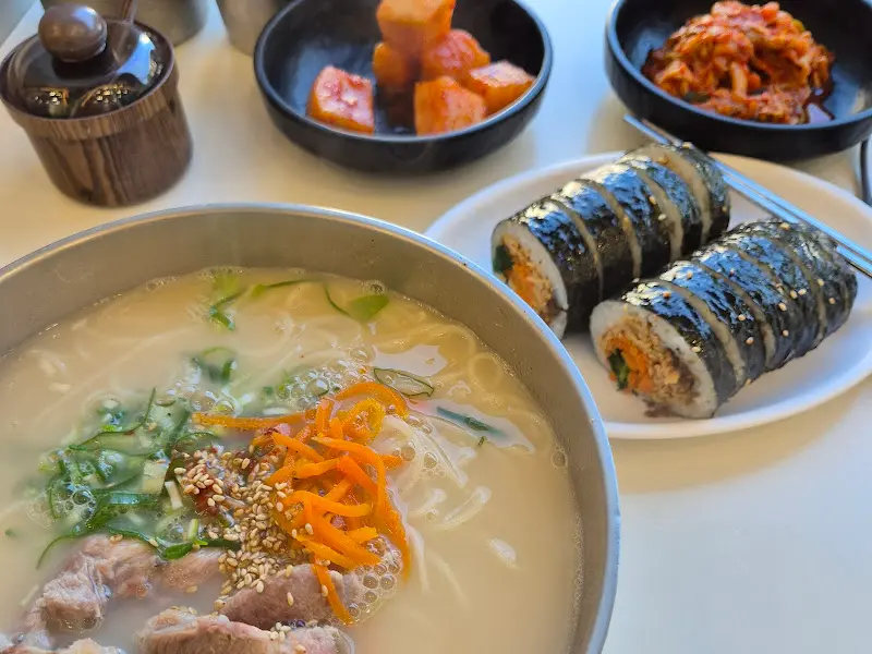 정갈하게 담겨 나온 김밥과 콩국수