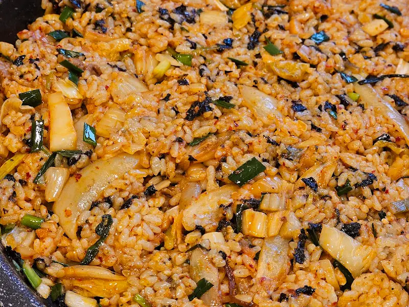 김치와 채소가 어우러진 볶음밥