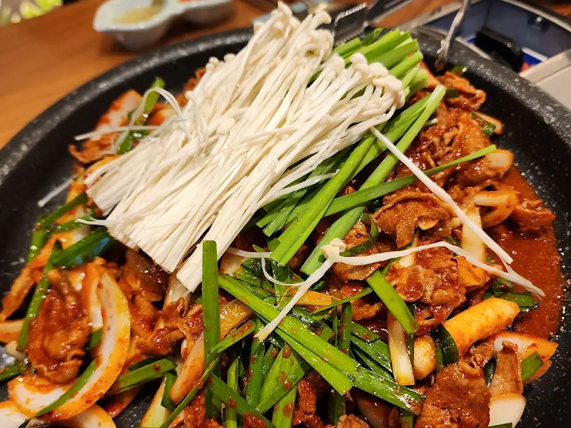 오리 불고기에 팽이버섯을 곁들여 먹는 모습