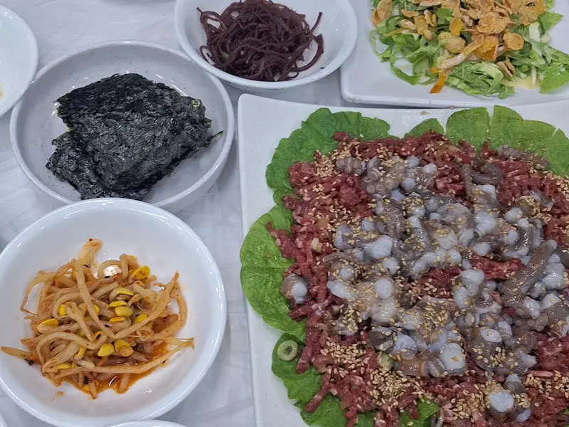 다양한 밑반찬과 낙지육회