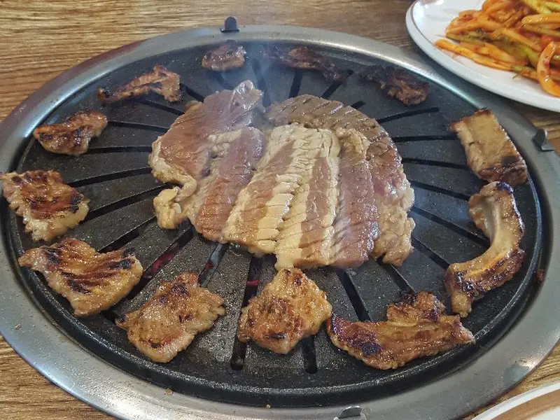 숯불 위에서 구워지는 갈비살