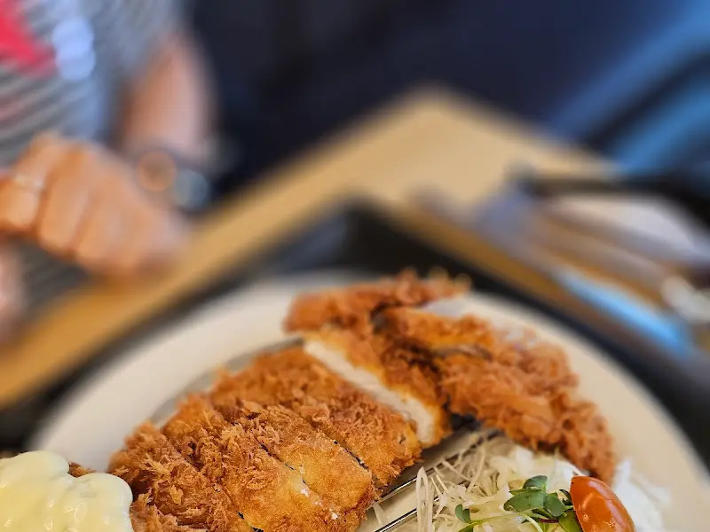 먹기 좋게 썰어져 나오는 안심 돈까스