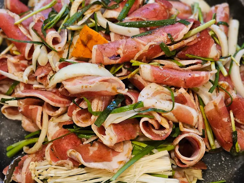 신선한 재료가 가득한 오리 불고기의 모습