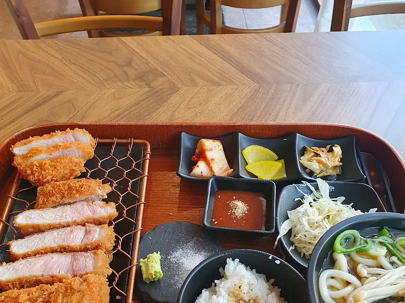 섬세한 카츠 정식 한상차림