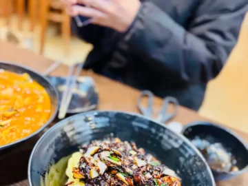 쫄깃한 수타면의 향연, 안산 송일정에서 맛보는 추억의 동네 맛집