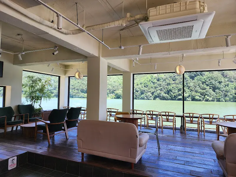 통창으로 보이는 저수지 뷰