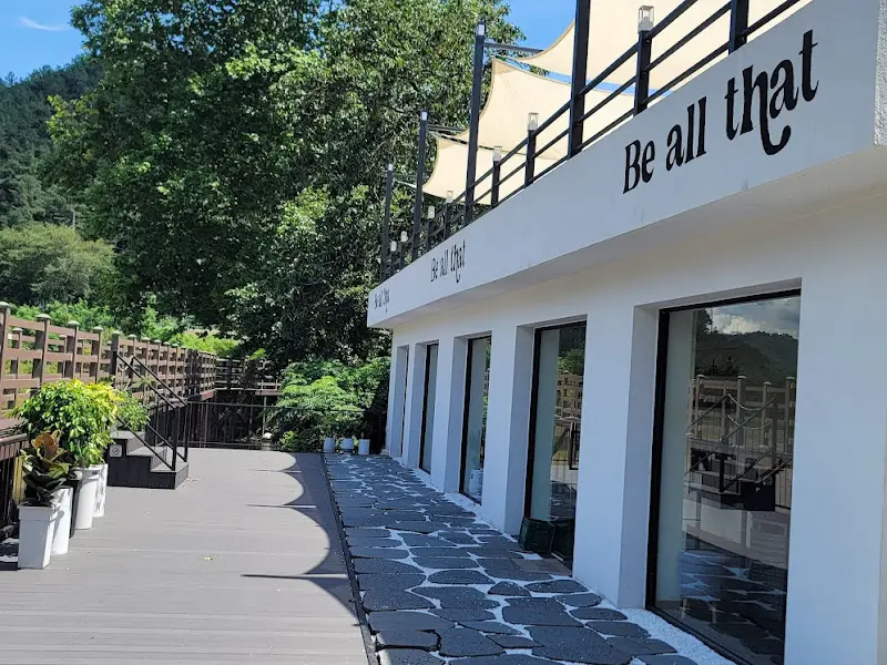 카페 옆 데크길