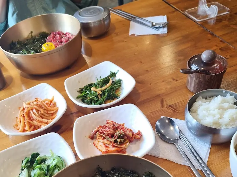 육회비빔밥과 밑반찬