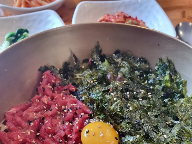 육회비빔밥 근접샷