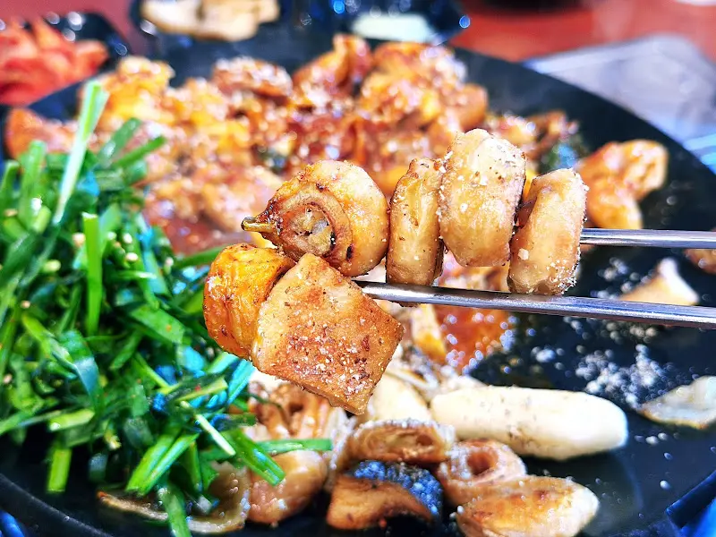 노릇하게 구워진 소금구이 막창