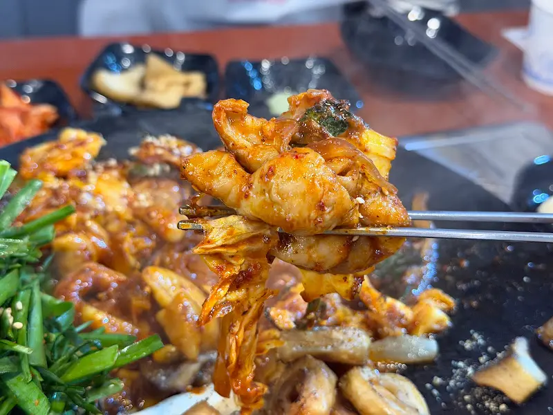 불판 위에서 익어가는 야채곱창