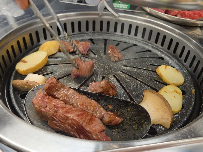 숯불 위에서 익어가는 소고기