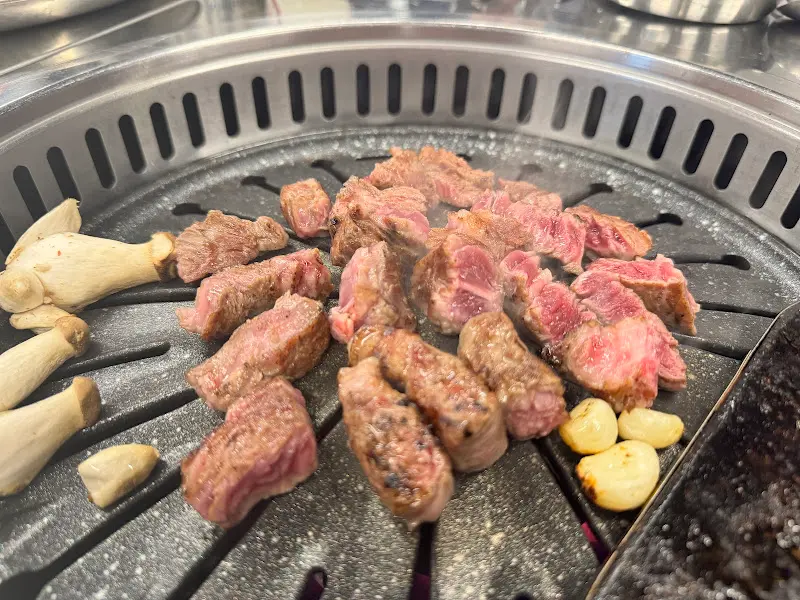 잘 익은 소고기 조각들