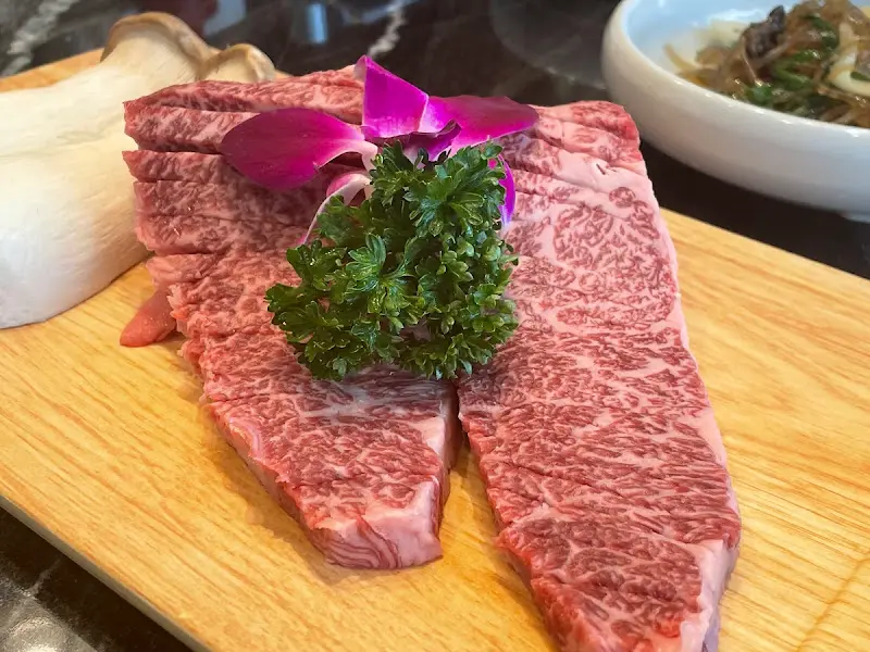 숯불 위에서 익어가는 한우