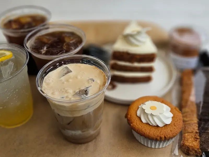 데이지 모양 초콜릿이 올라간 베이커리와 음료