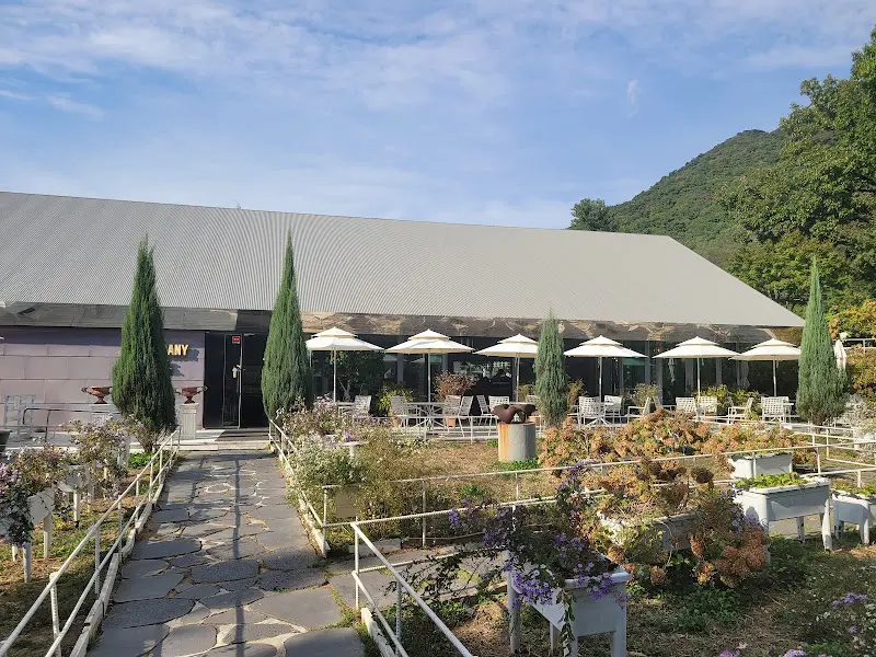 카페 외부 테라스 좌석