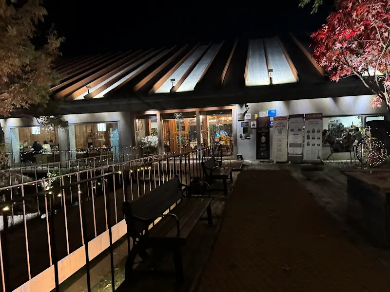 큰지붕닭갈비 외부 야경