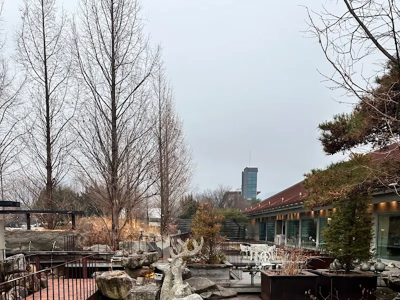 큰지붕닭갈비 외부 정원