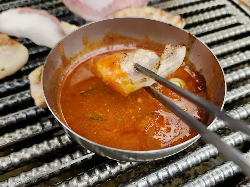 불판 위에서 졸여지는 젓갈