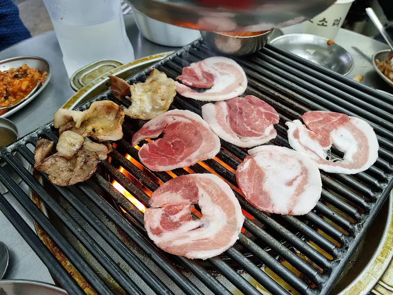 불판 위에서 익어가는 돼지 특수부위