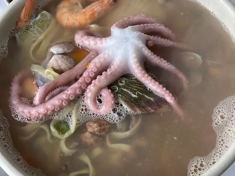 해물칼국수 속 해물