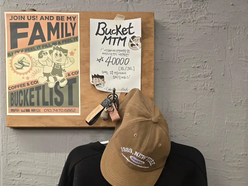 카페 내부의 벽에 걸린 포스터와 게시판