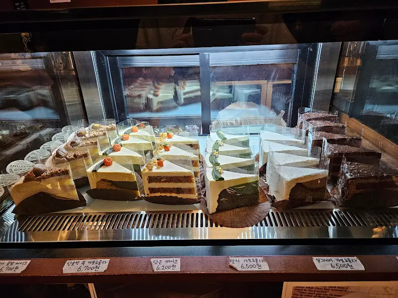 쇼케이스 안의 케이크