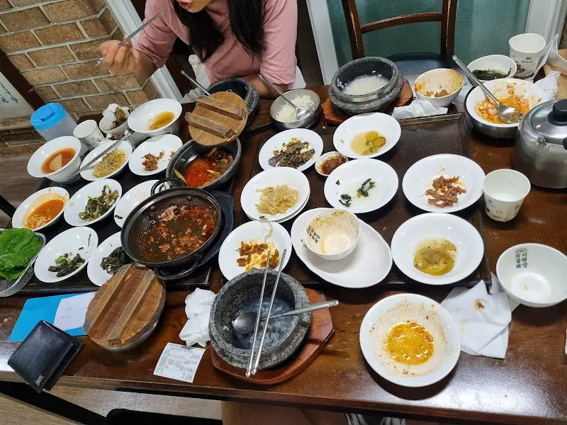 돌솥밥과 반찬들