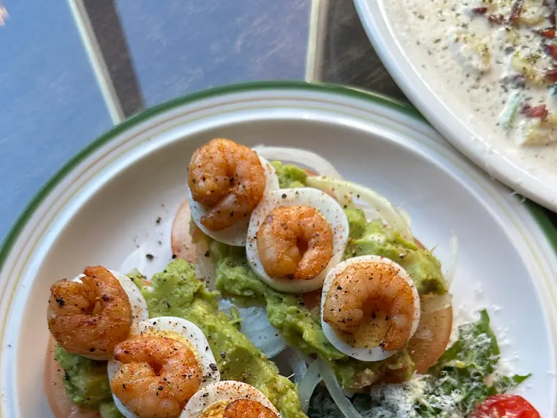 새우 아보카도 오픈 샌드위치