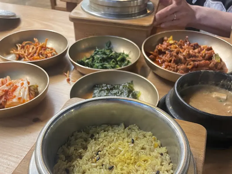 돌솥밥과 반찬