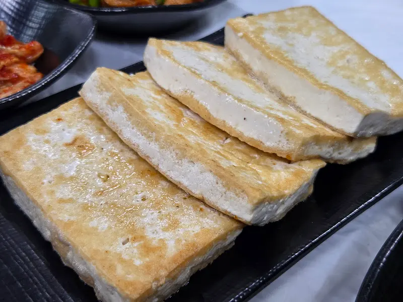 노릇하게 구워진 두부구이