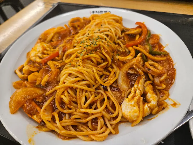 깔끔한 홍익돈까스 매장 내부