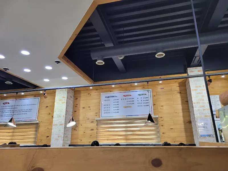 넓고 깔끔한 식당 내부