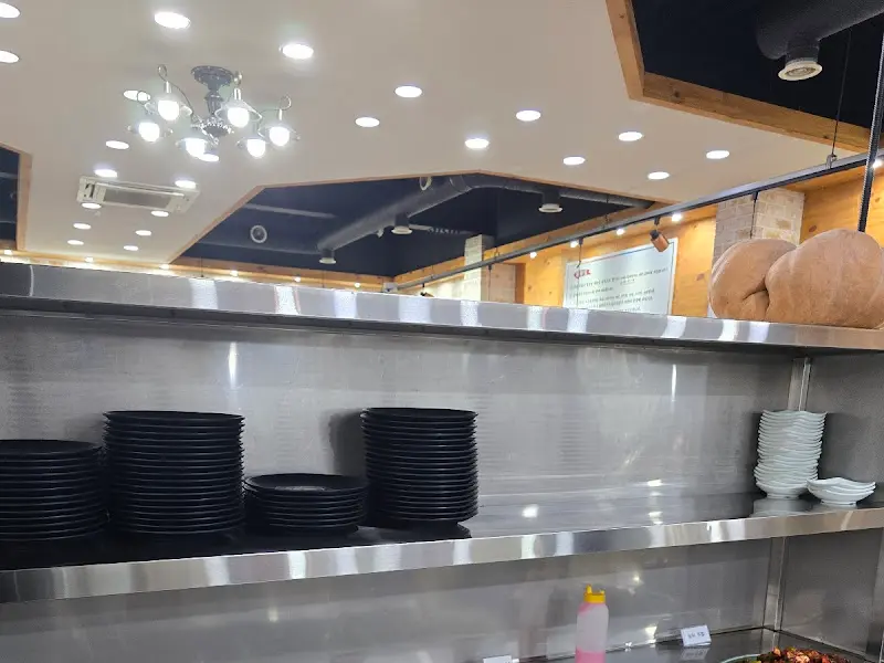 푸짐한 뷔페식 반찬 코너