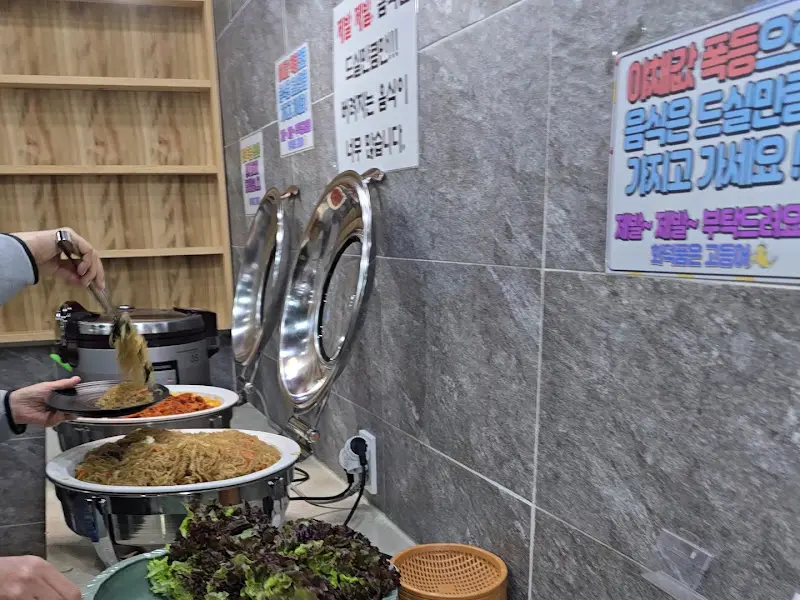 다양한 뷔페 음식들