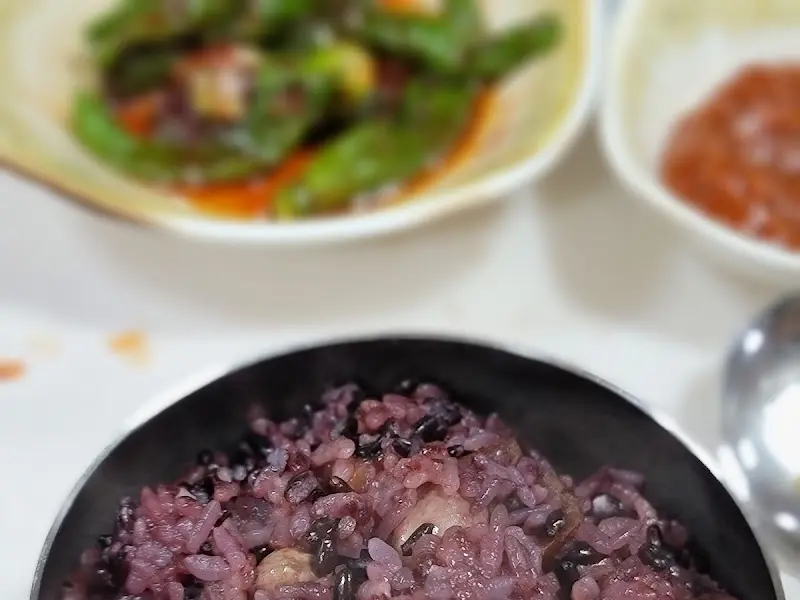 오리로스와 함께 제공되는 흑미밥