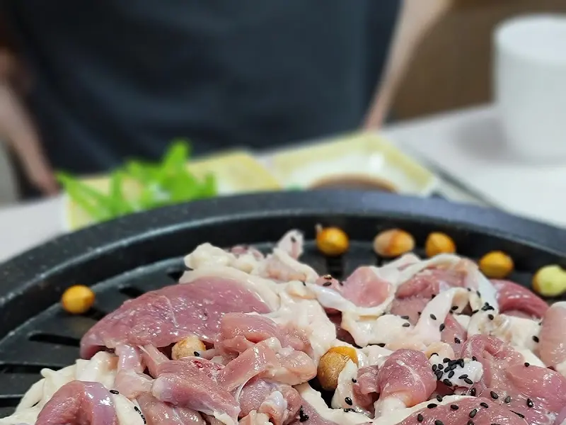 불판 위에서 맛있게 익어가는 오리로스