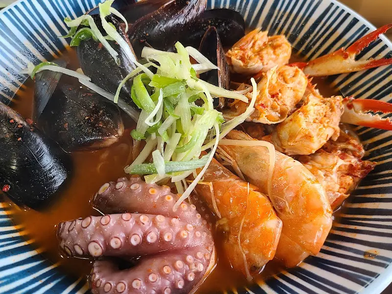 해산물 가득한 해물라면