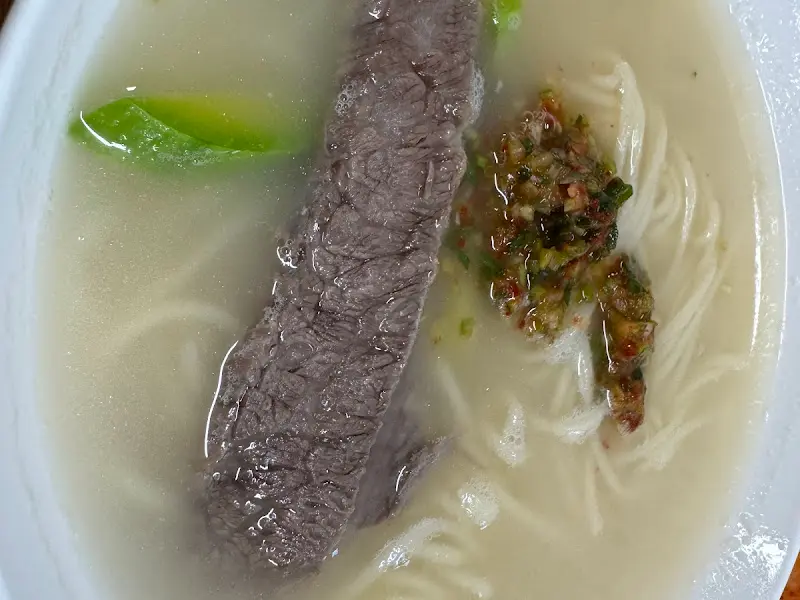 큼지막한 양지 고기가 올려진 곰국수