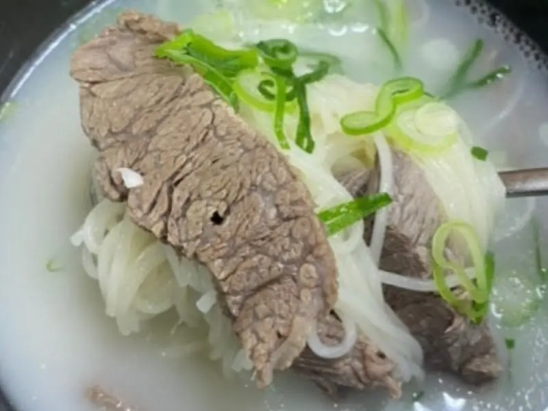 곰국수에 올려진 부드러운 고기