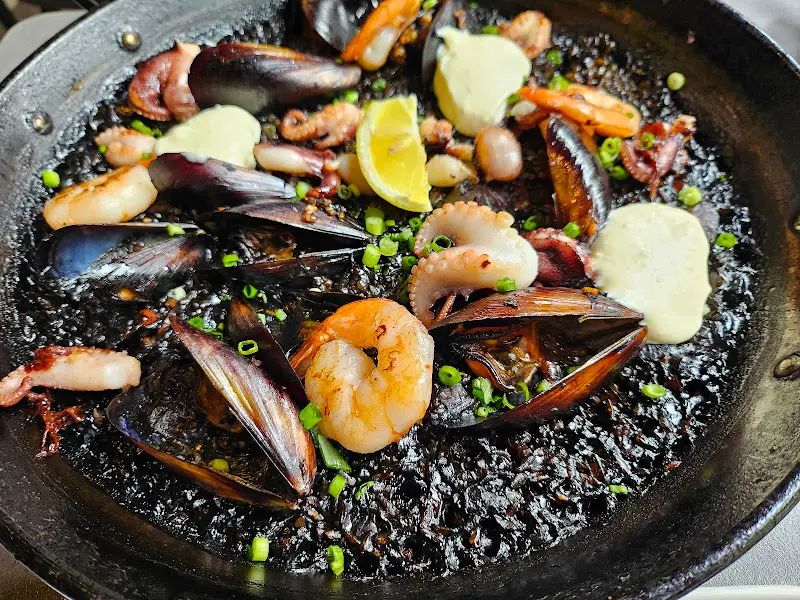 해산물이 듬뿍 들어간 빠에야