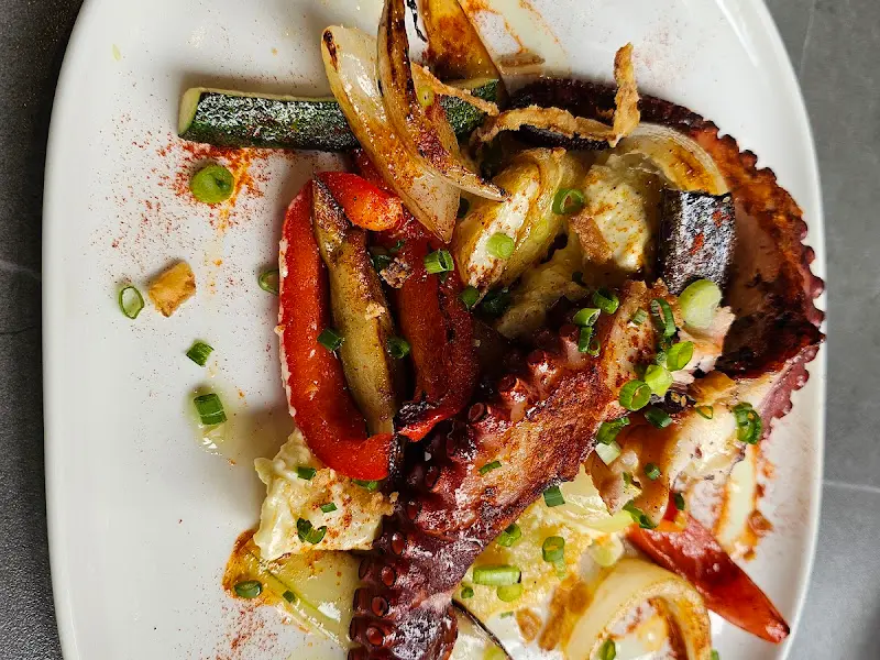 맛있게 조리된 문어 요리