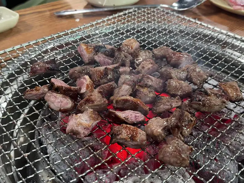 숯불 위에서 익어가는 갈매기살