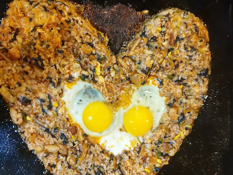 하트 모양 볶음밥에 계란 두 개가 올라간 모습